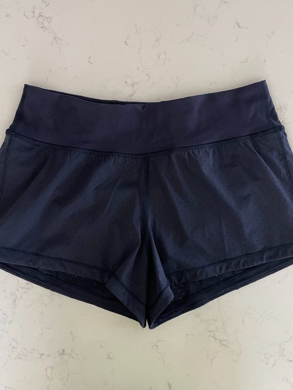 Lululemon Final Lap 2.5" Perforated Fabric M Rise 4 Way Stretch Shorts Navy Sz 6